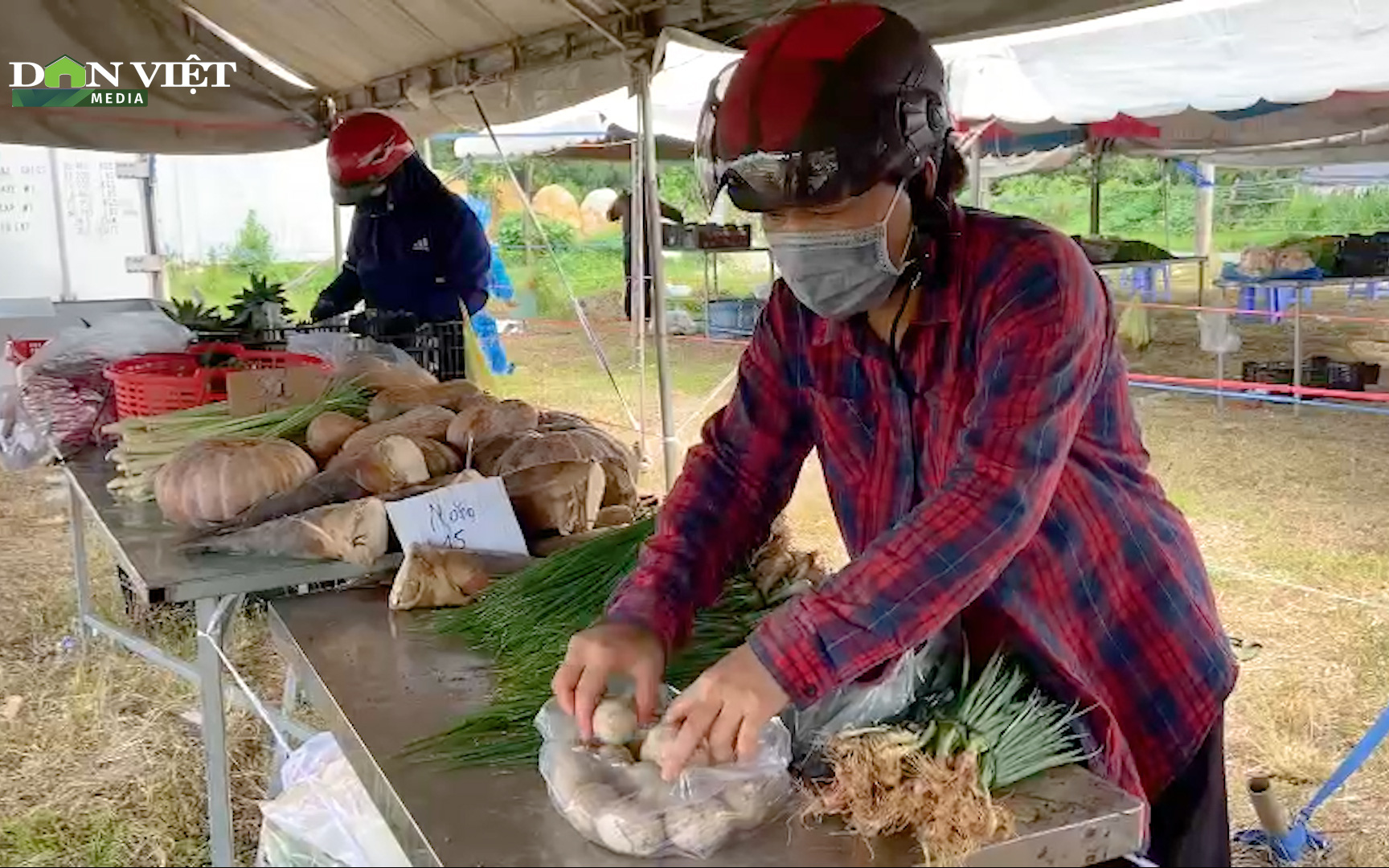 Giữa tâm dịch, nông dân Đồng Nai mở quầy hàng bình ổn giá để bán nông sản sạch