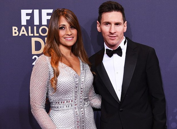 Messi và vợ xinh đẹp. Ảnh: The Sun.