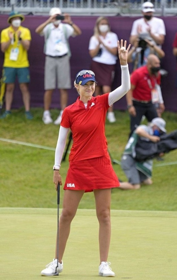 Cận cảnh nhan sắc xinh đẹp của nữ golf thủ đoạt HCV Olympic 2020 - Ảnh 1.