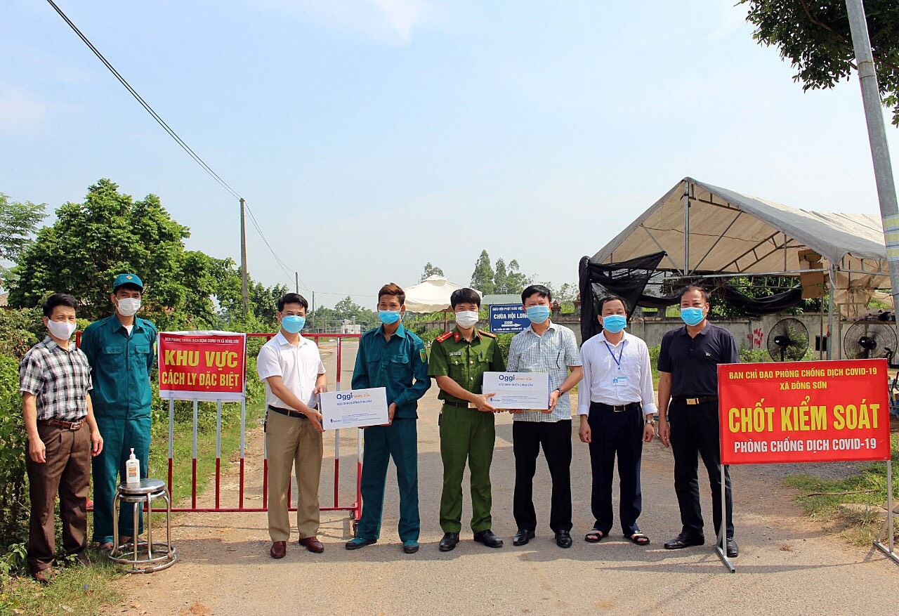 Dịch Covid-19: Hội Nông dân TP.Hà Nội tặng sữa, gạo ngon, rau xanh cho các chốt phòng dịch - Ảnh 2.