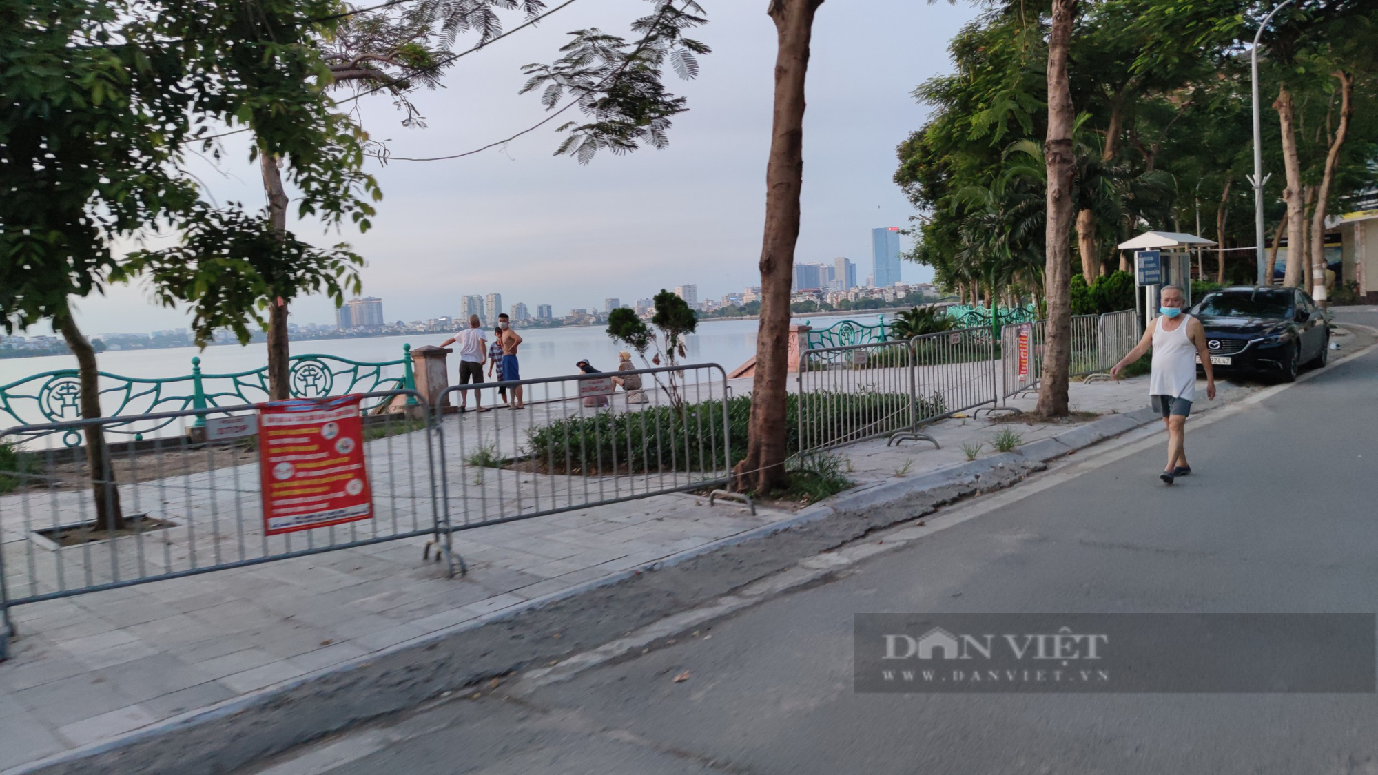 Bất chấp lệnh giãn cách, một số người Hà Nội vẫn đi tập thể dục, chạy bộ, đạp xe - Ảnh 1.