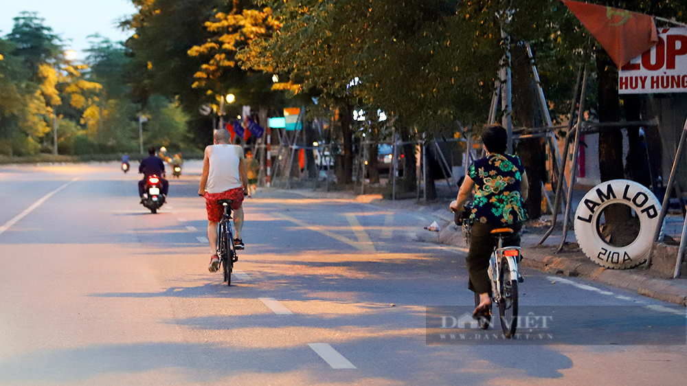 Bất chấp lệnh giãn cách, một số người Hà Nội vẫn đi tập thể dục, chạy bộ, đạp xe - Ảnh 8.