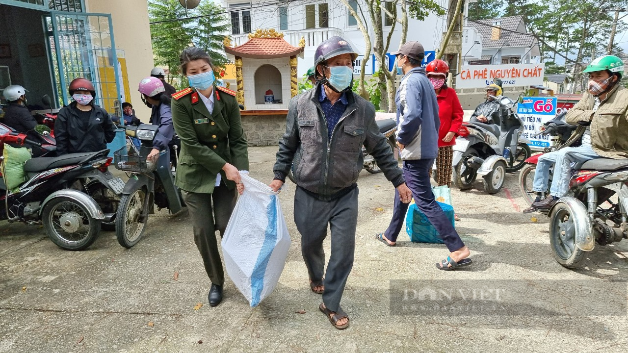 Lâm Đồng: Nhóm phóng viên thường trú trao hàng trăm phần quà cho những hoàn cảnh khó khăn - Ảnh 4.