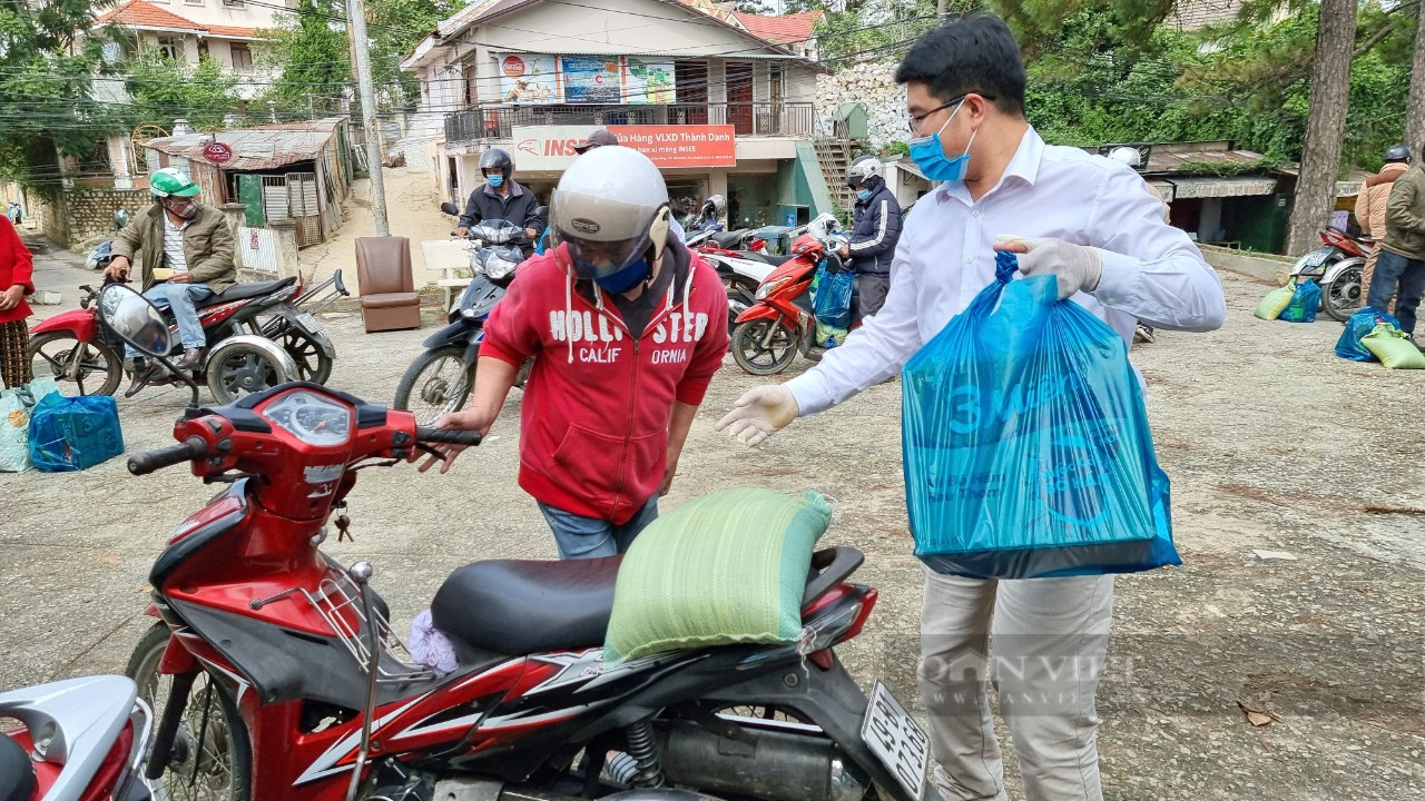 Lâm Đồng: Nhóm phóng viên thường trú trao hàng trăm phần quà cho những hoàn cảnh khó khăn - Ảnh 5.