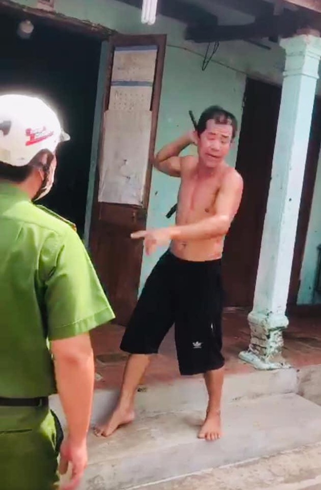 Gã đàn ông dùng côn nhị khúc đe dọa lực lượng phòng chống dịch Covid-19 - Ảnh 2.