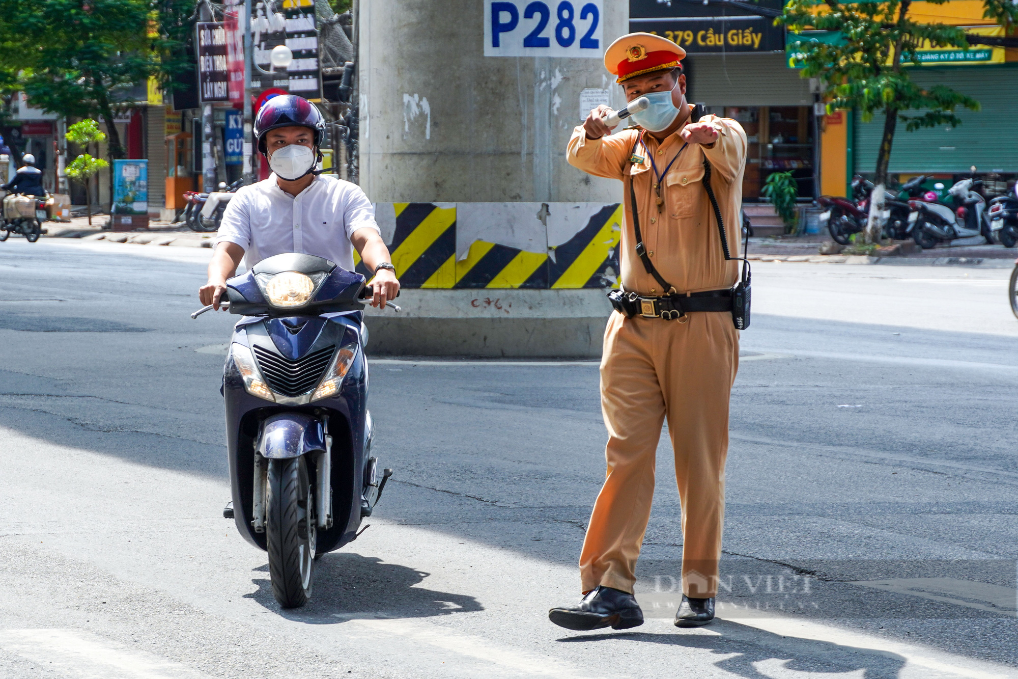 CSGT tuần tra xử lý người vi phạm giao thông, ra đường không lý do trong thời gian giãn cách - Ảnh 2.