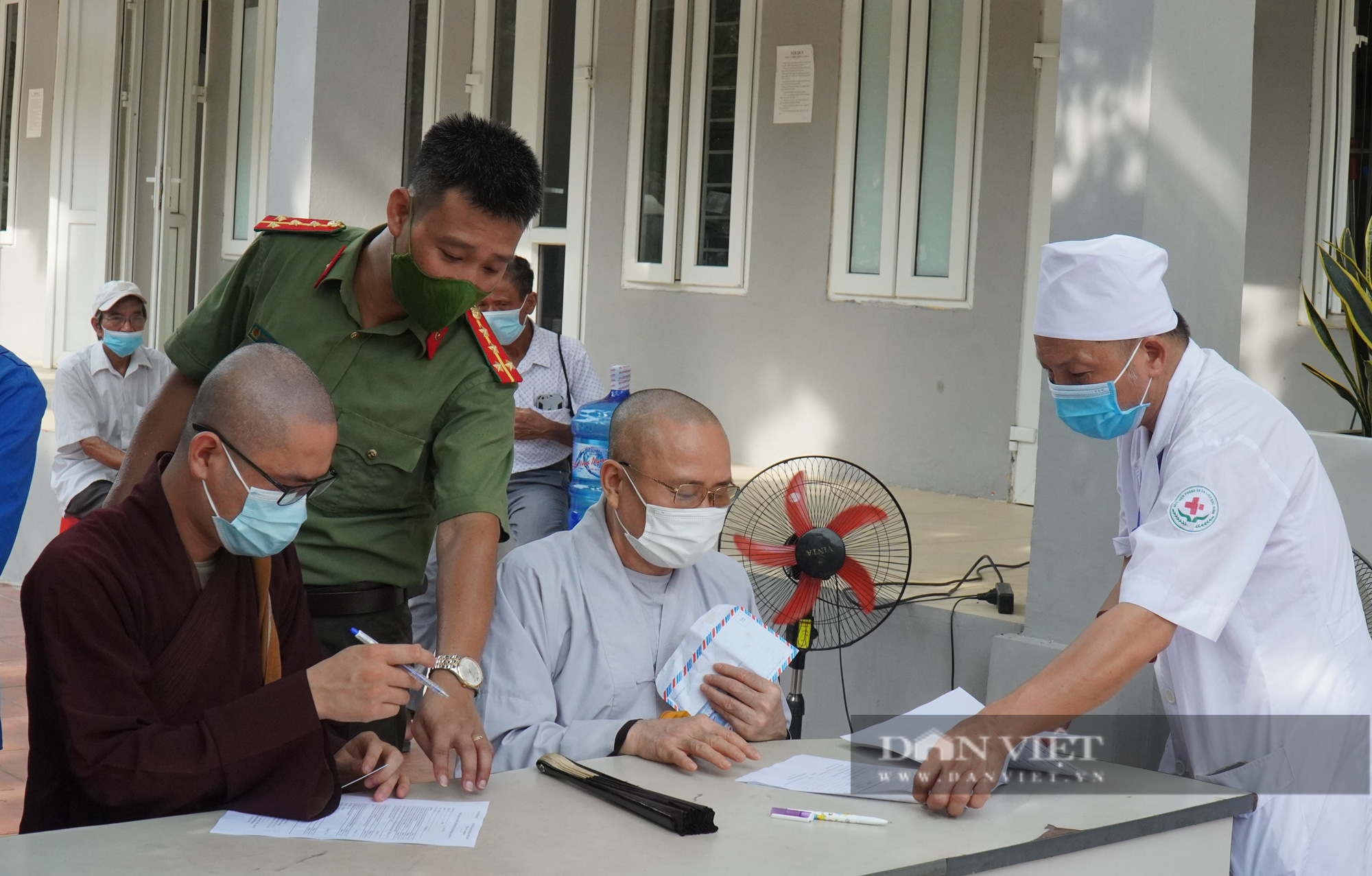 Bắc Ninh: Tiêm vắc xin phòng Covid-19 cho 130 chức sắc tôn giáo - Ảnh 1.