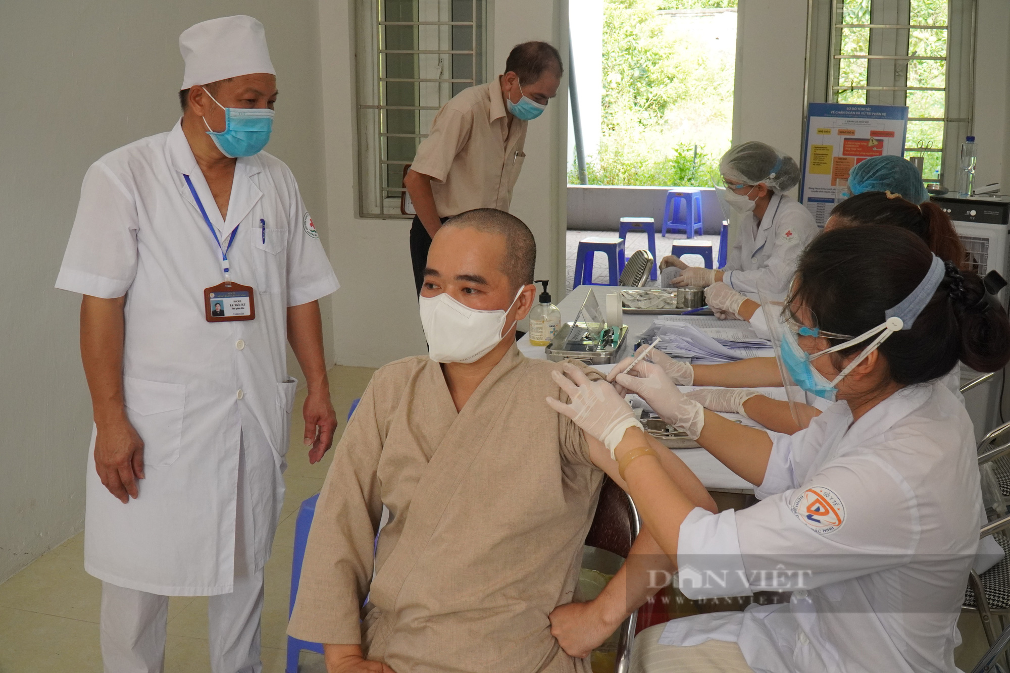 Bắc Ninh: Tiêm vắc xin phòng Covid-19 cho 130 chức sắc tôn giáo - Ảnh 3.
