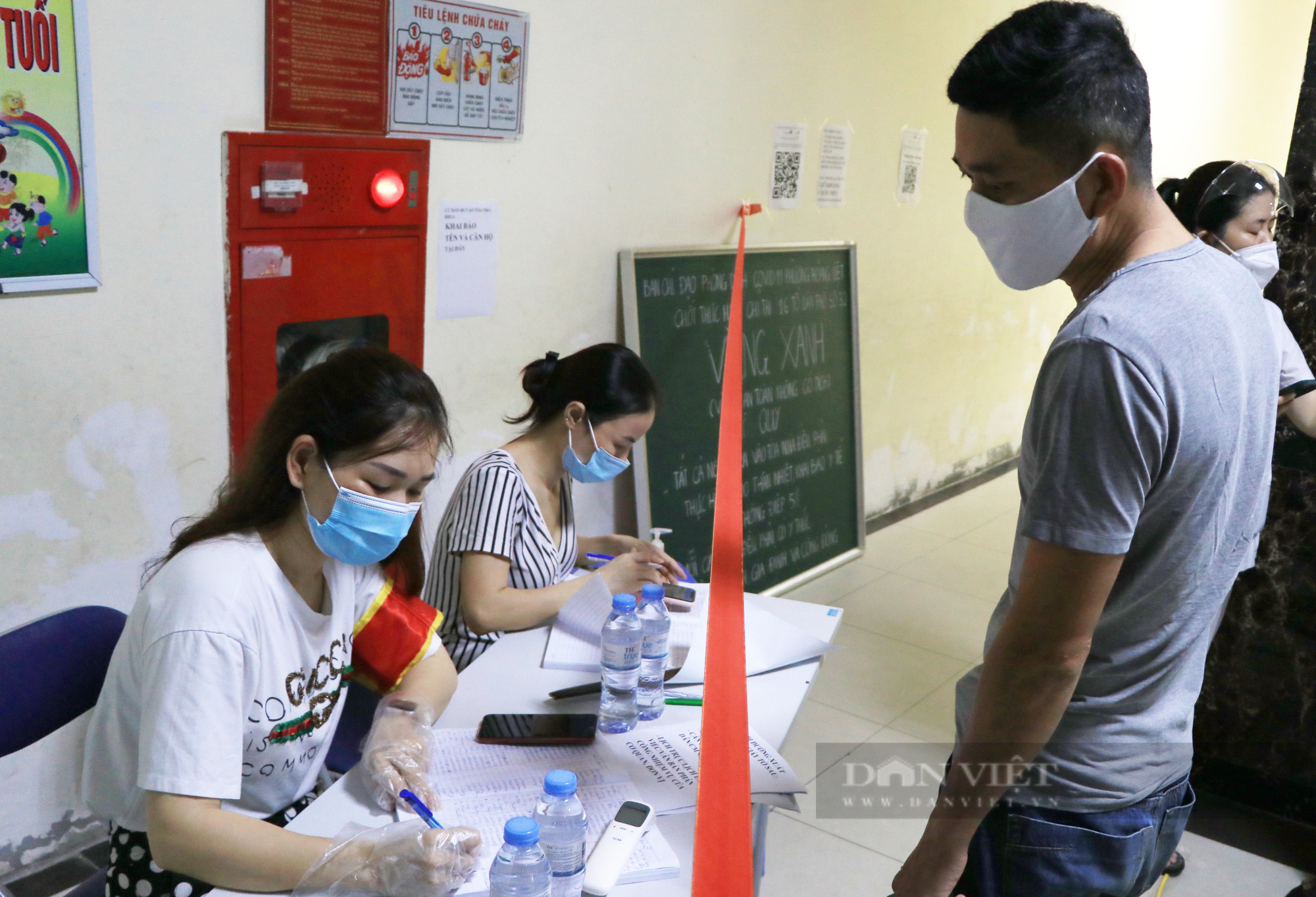 Chung cư Hà Nội siết chặt kiểm soát, cư dân không đầy đủ giấy tờ không được ra ngoài - Ảnh 6.