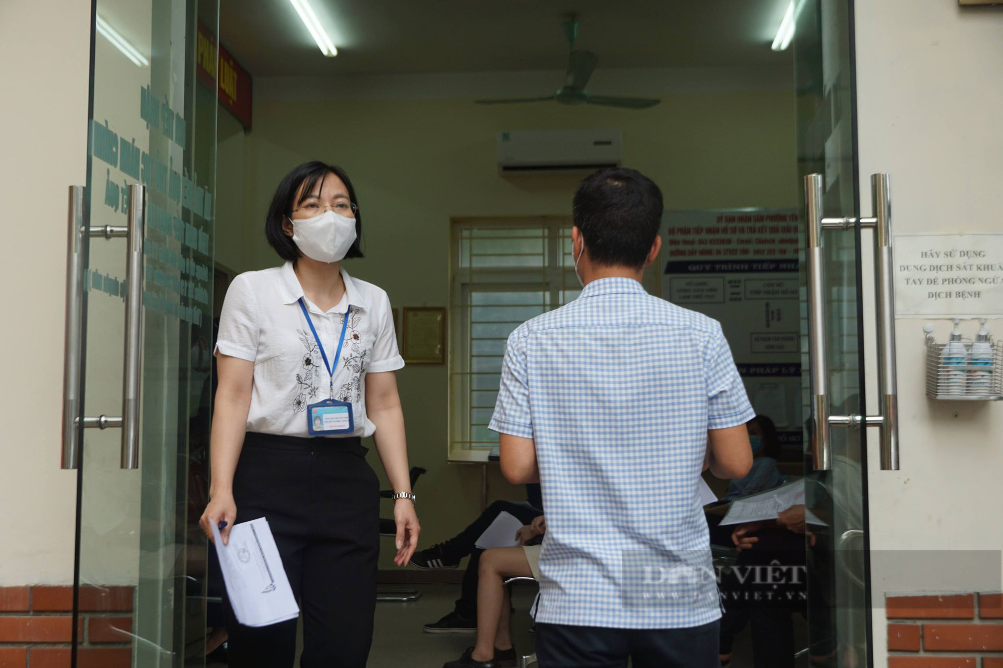 Hà Nội ngày đầu siết chặt việc ra đường: Nhiều người đổ về phường xin xác nhận gây quá tải - Ảnh 5.