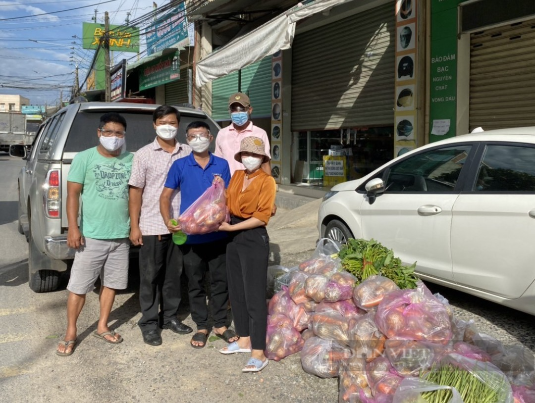 Nông dân Đồng Nai phối hợp với báo Dân Việt tặng 2 tấn rau củ cho người dân vùng phong tỏa - Ảnh 1.