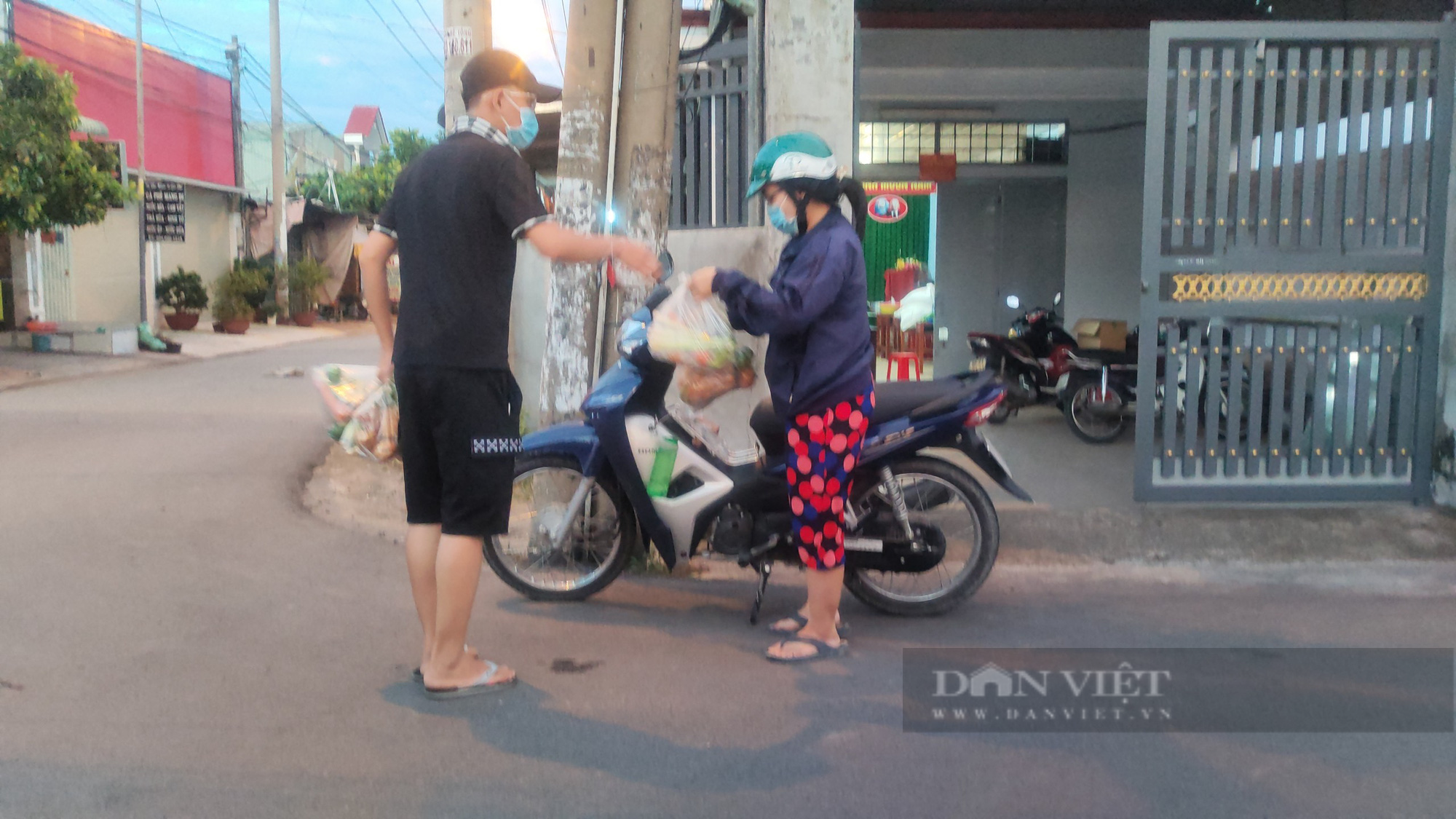 Nông dân Đồng Nai phối hợp với báo Dân Việt tặng 2 tấn rau củ cho người dân vùng phong tỏa - Ảnh 2.