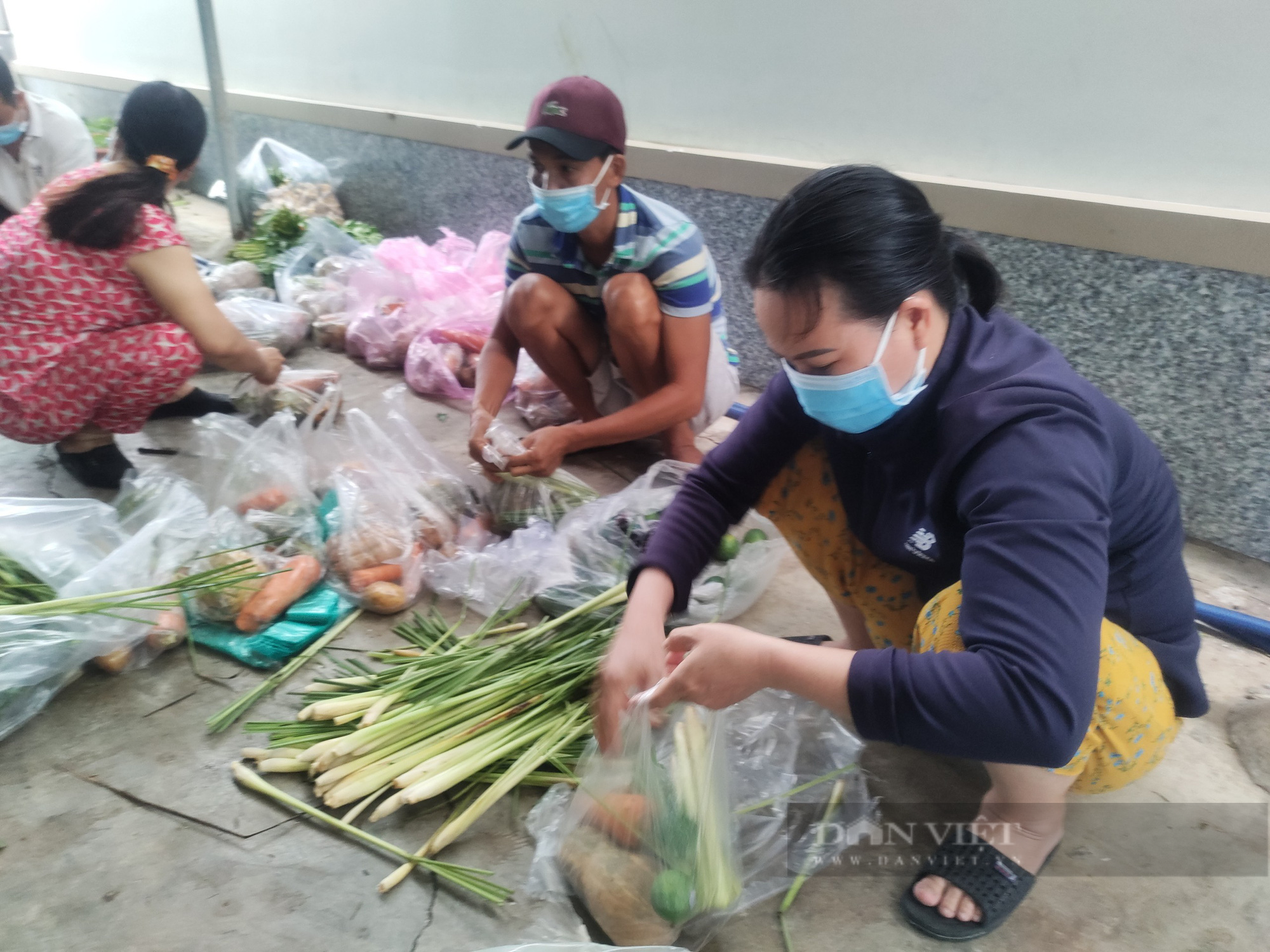 Nông dân Đồng Nai phối hợp với báo Dân Việt tặng 2 tấn rau củ cho người dân vùng phong tỏa - Ảnh 8.
