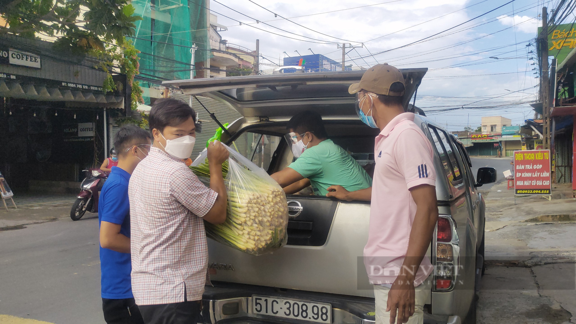 Nông dân Đồng Nai phối hợp với báo Dân Việt tặng 2 tấn rau củ cho người dân vùng phong tỏa - Ảnh 9.