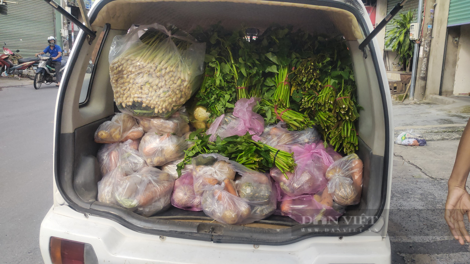 Nông dân Đồng Nai phối hợp với báo Dân Việt tặng 2 tấn rau củ cho người dân vùng phong tỏa - Ảnh 10.