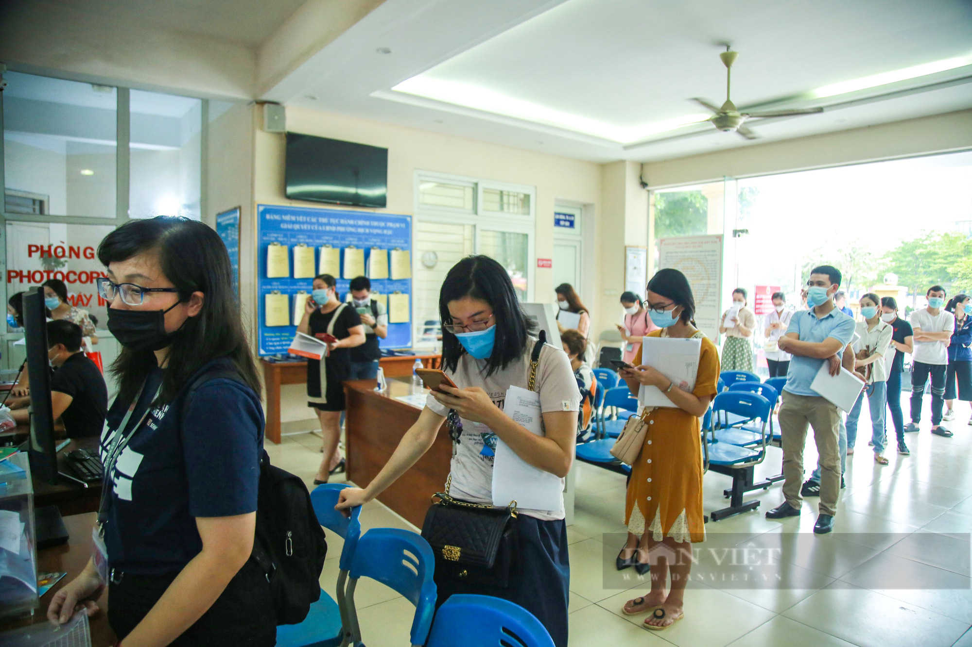 Hà Nội: Người dân xếp hàng xin xác nhận giấy đi đường trong thời gian giãn cách  - Ảnh 3.