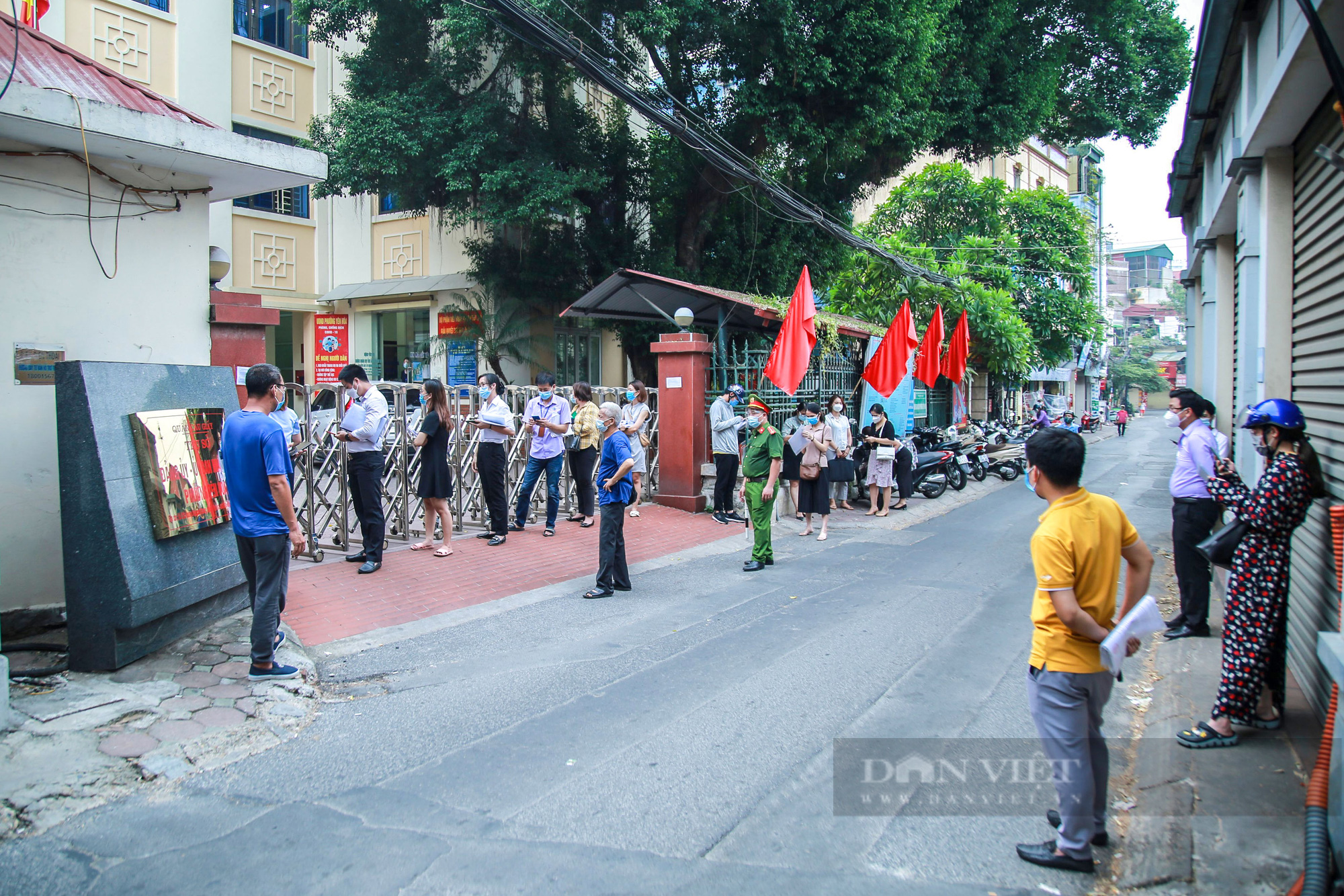 Hà Nội: Người dân xếp hàng xin xác nhận giấy đi đường trong thời gian giãn cách  - Ảnh 5.