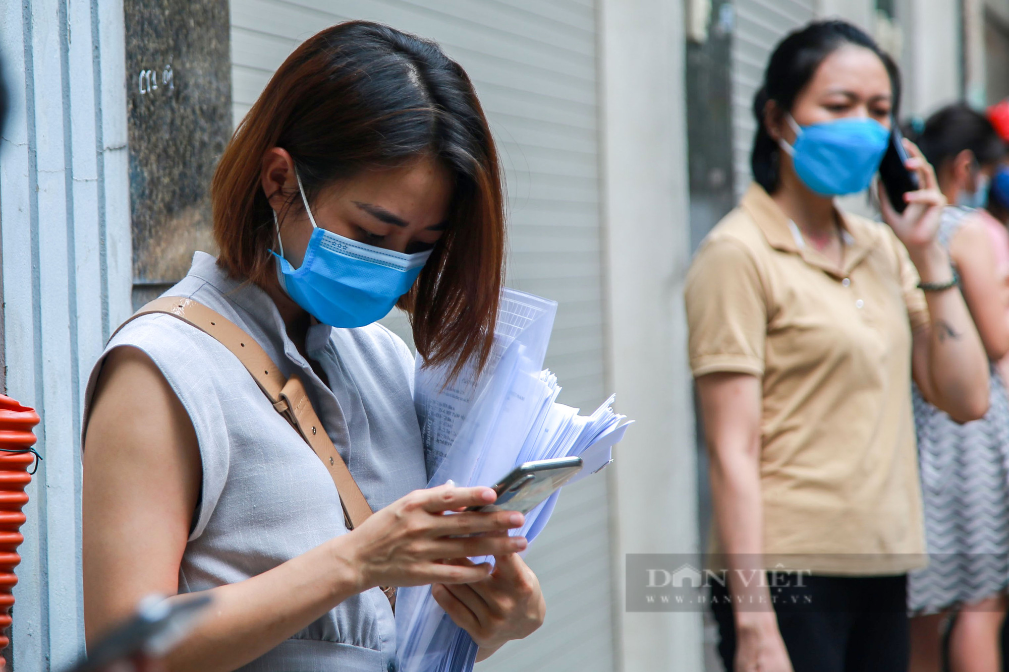 Hà Nội: Người dân xếp hàng xin xác nhận giấy đi đường trong thời gian giãn cách  - Ảnh 6.
