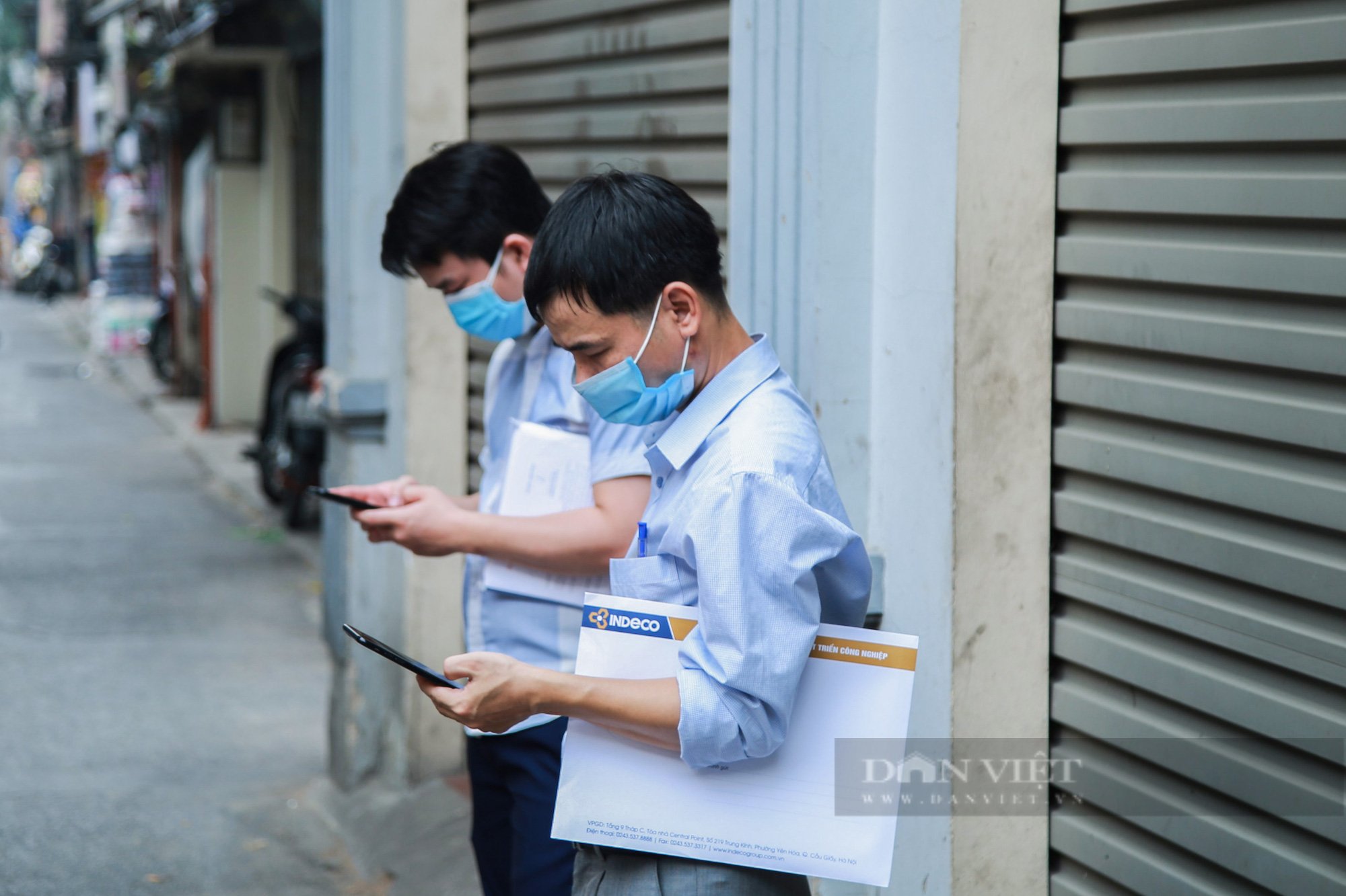 Hà Nội: Người dân xếp hàng xin xác nhận giấy đi đường trong thời gian giãn cách  - Ảnh 7.