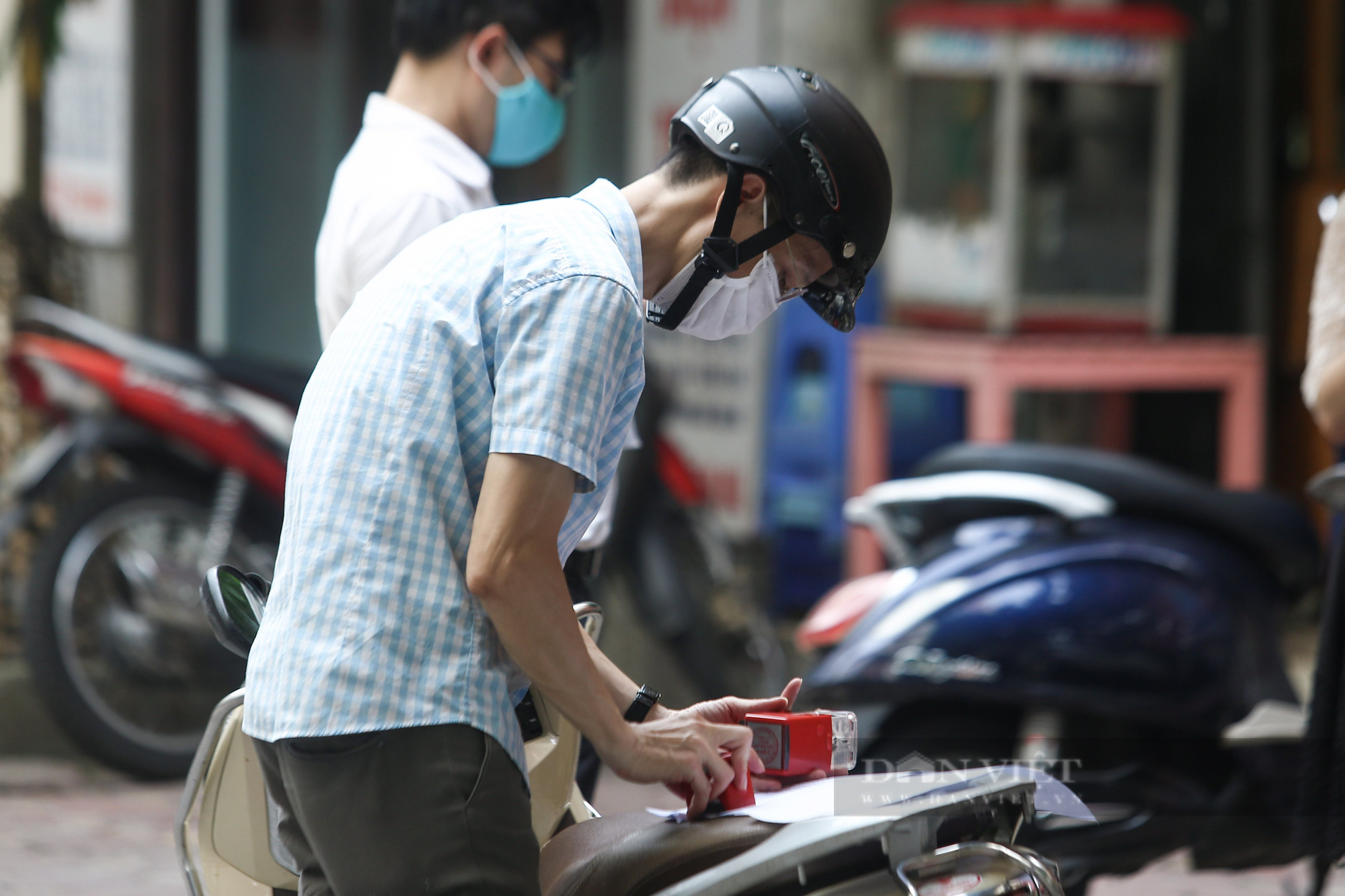 Hà Nội: Người dân xếp hàng xin xác nhận giấy đi đường trong thời gian giãn cách  - Ảnh 12.