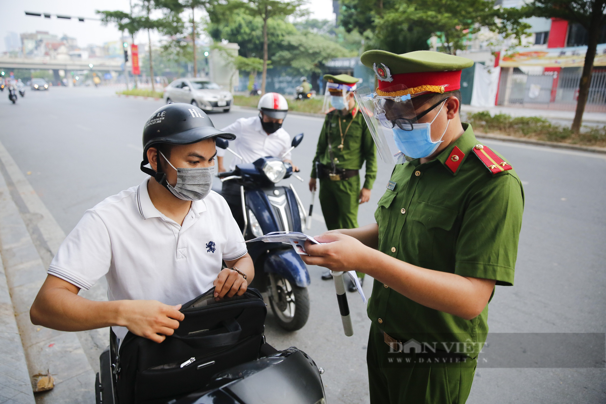 Hà Nội: Nhiều chốt kiểm tra &quot;linh động&quot; xử lý trong ngày đầu siết chặt việc sử dụng giấy đi đường - Ảnh 2.