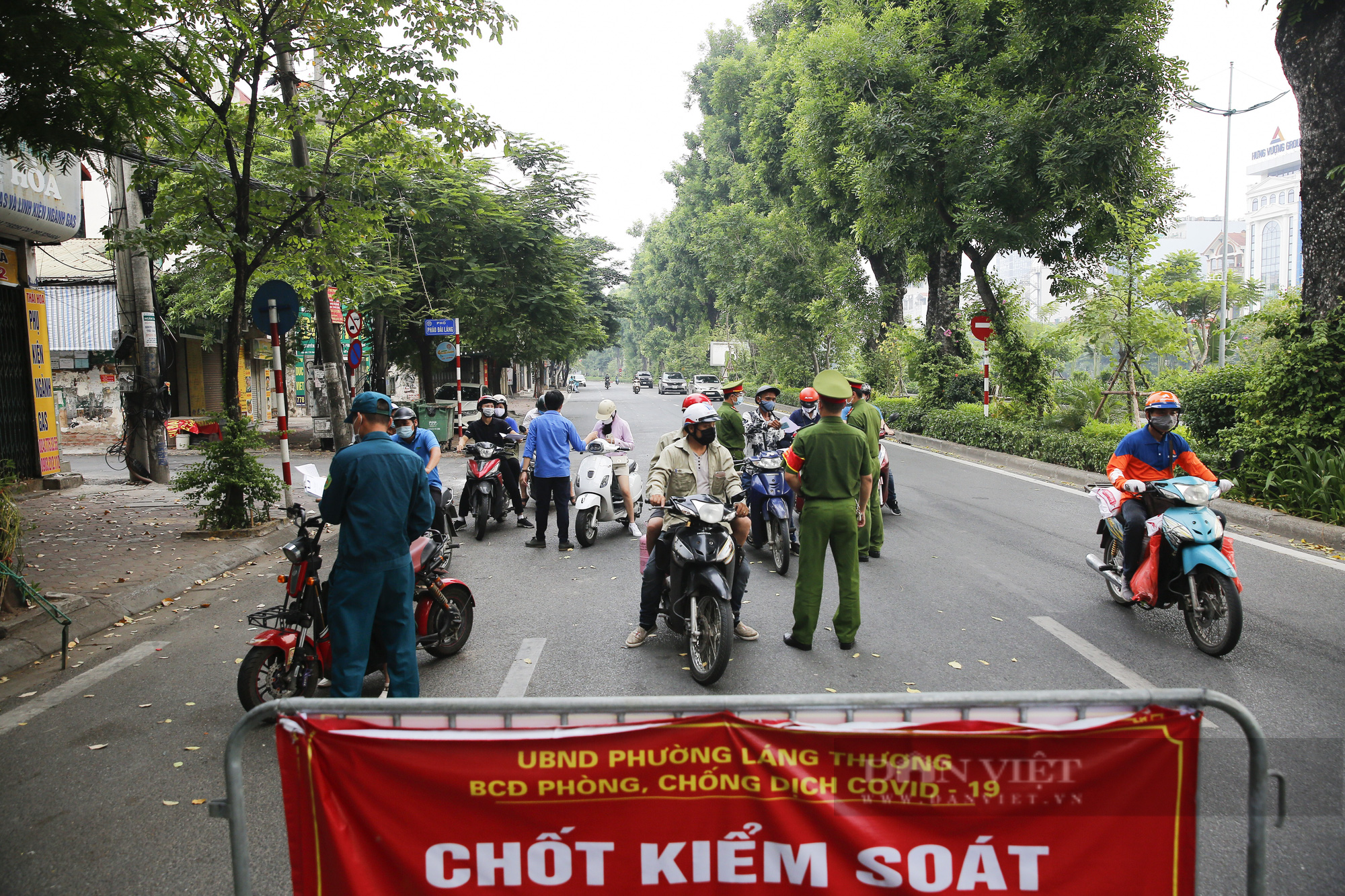 Hà Nội: Nhiều chốt kiểm tra &quot;linh động&quot; xử lý trong ngày đầu siết chặt việc sử dụng giấy đi đường - Ảnh 4.