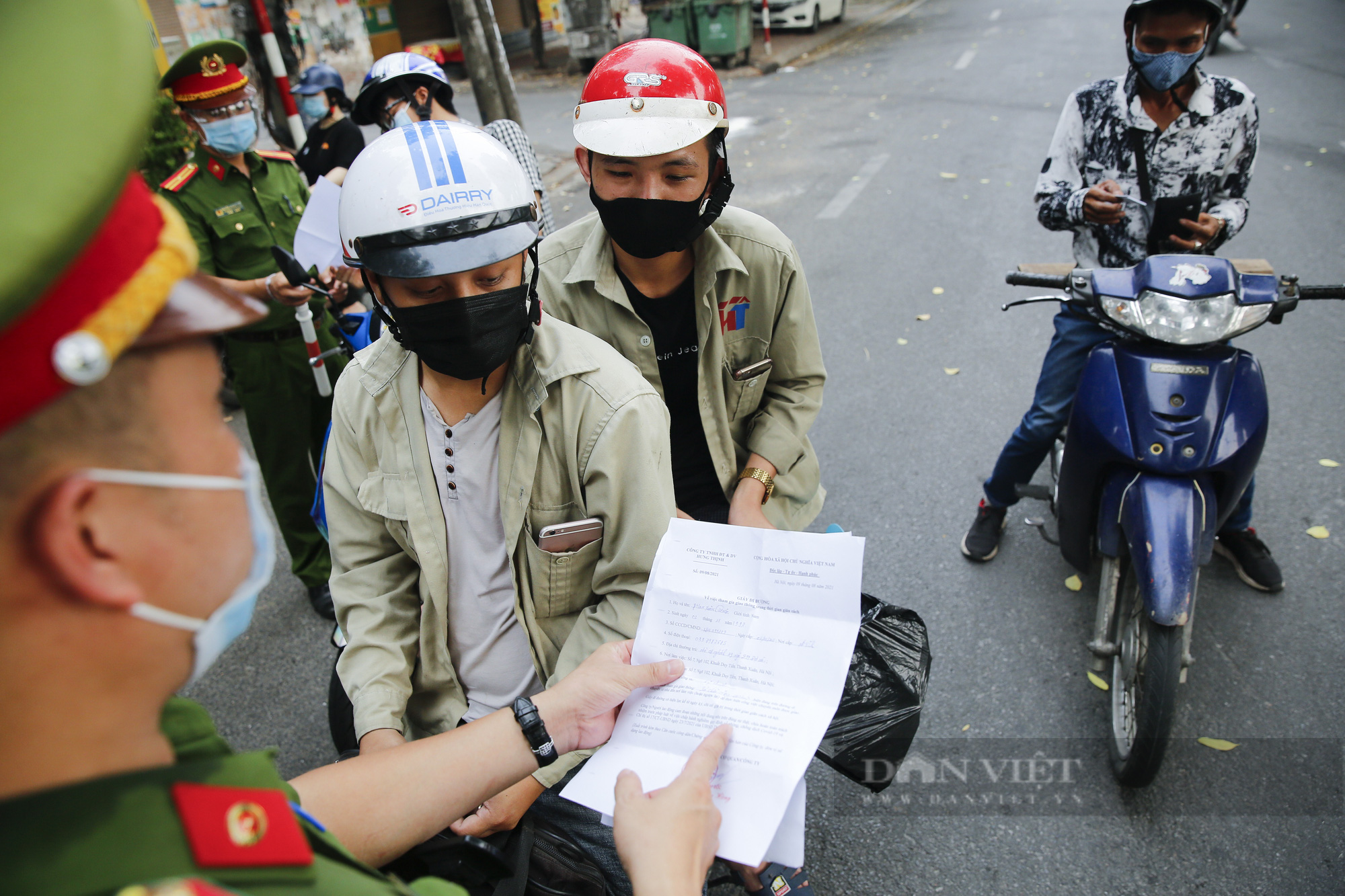 Hà Nội: Nhiều chốt kiểm tra &quot;linh động&quot; xử lý trong ngày đầu siết chặt việc sử dụng giấy đi đường - Ảnh 6.