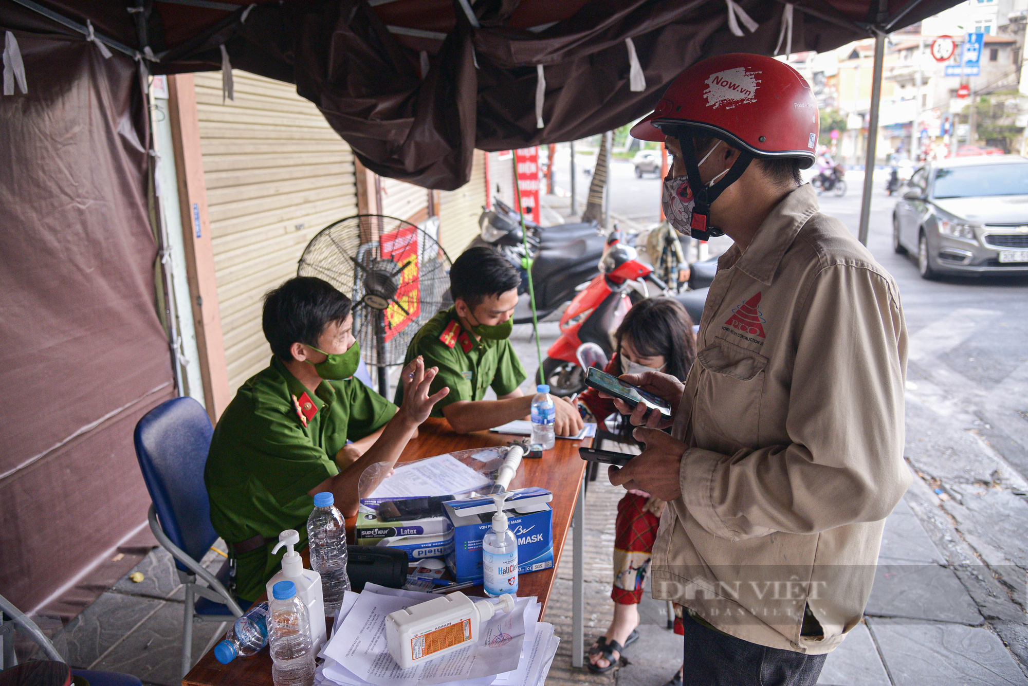 Hà Nội: Nhiều chốt kiểm tra &quot;linh động&quot; xử lý trong ngày đầu siết chặt việc sử dụng giấy đi đường - Ảnh 8.