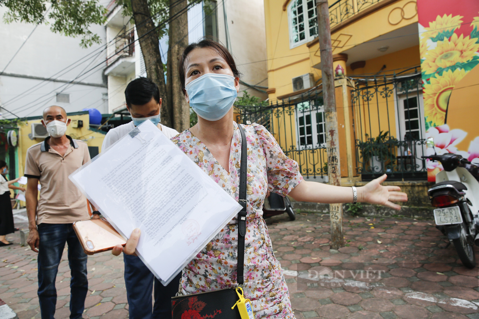 Hà Nội: Nhiều chốt kiểm tra &quot;linh động&quot; xử lý trong ngày đầu siết chặt việc sử dụng giấy đi đường - Ảnh 10.