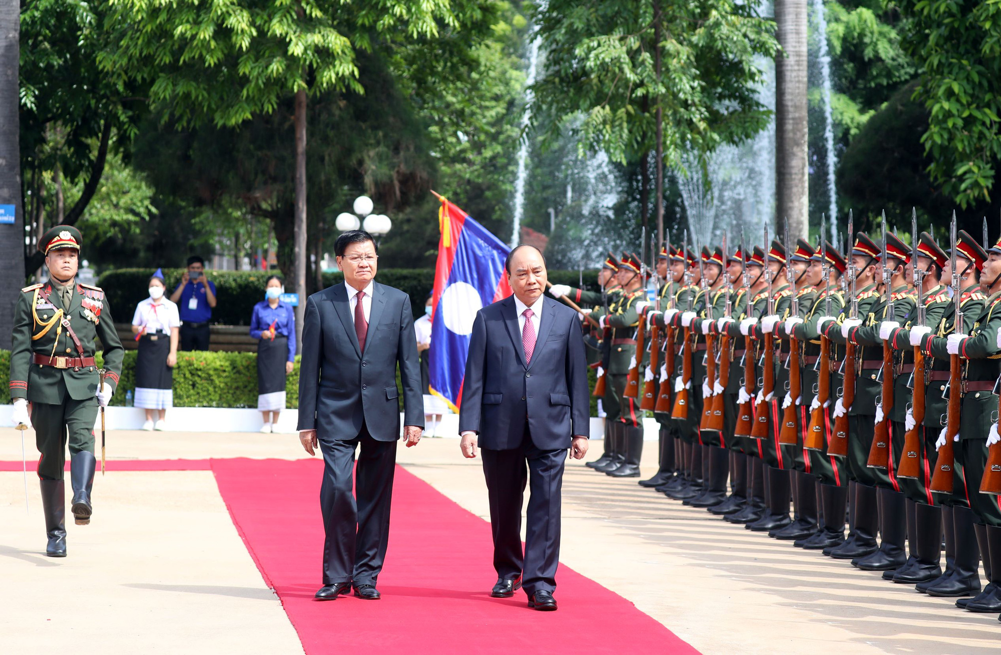 Việt Nam - Lào ký kết hàng loạt văn kiện hợp tác - Ảnh 1.