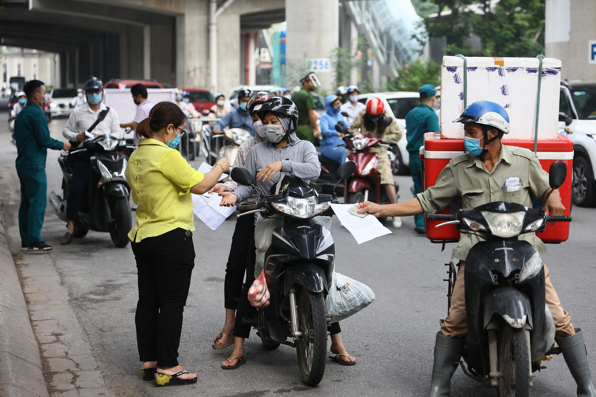 NÓNG: Người dân chỉ cần xuất trình giấy đi đường và giấy tờ tùy thân - Ảnh 1.