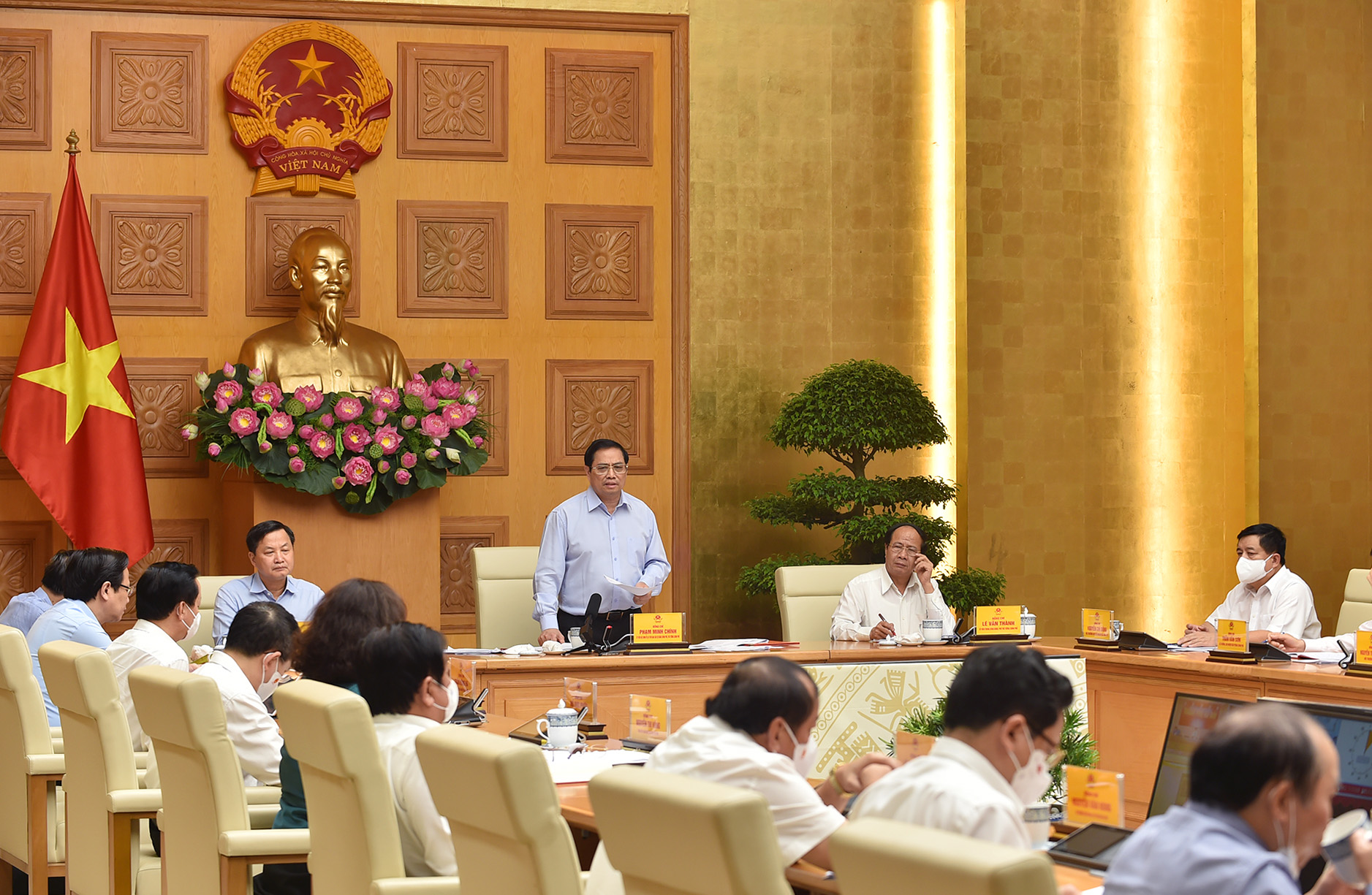 Thủ tướng Phạm Minh Chính: Bộ Tài chính khẩn trương triển khai miễn, giảm thuế để hỗ trợ DN chịu tác động dịch Covid-19 - Ảnh 2.