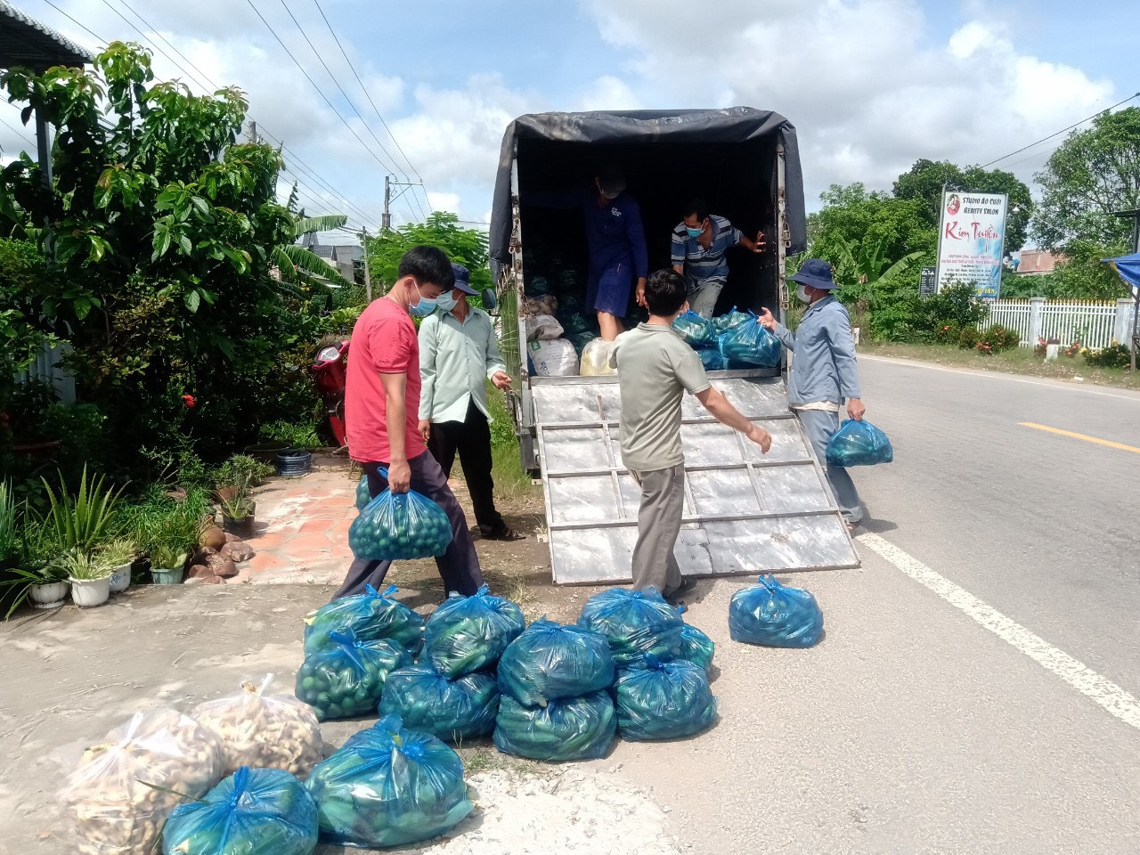 HND An Giang: &quot;Chuyến hàng nghĩa tình&quot; đợt 3 chở 13 tấn nông sản, nhu yếu phẩm hỗ trợ người dân TP.HCM - Ảnh 2.