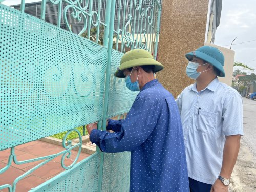 Chống dịch bằng cách khoá cửa cổng 14 ngày đối với 278 hộ gia đình đang cách ly y tế tại nhà - Ảnh 2.