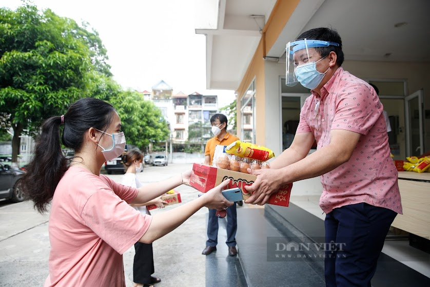 Báo NTNN/Dân Việt tặng gần 500 suất quà của các nhà hảo tâm cho sinh viên Hà Nội - Ảnh 6.