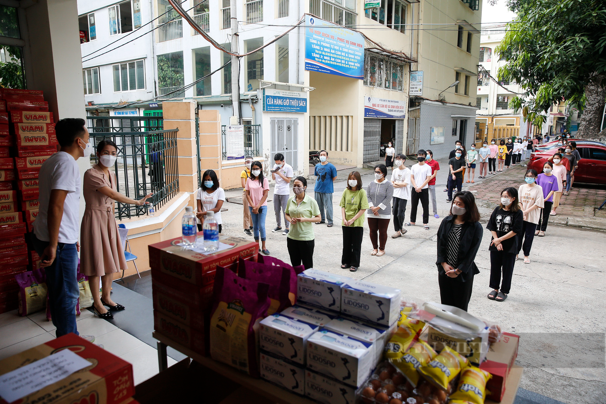 Ảnh: Sinh viên mắc kẹt tại Hà Nội xúc động nhận những món quà an sinh từ báo NTNN/Điện tử Dân Việt - Ảnh 1.