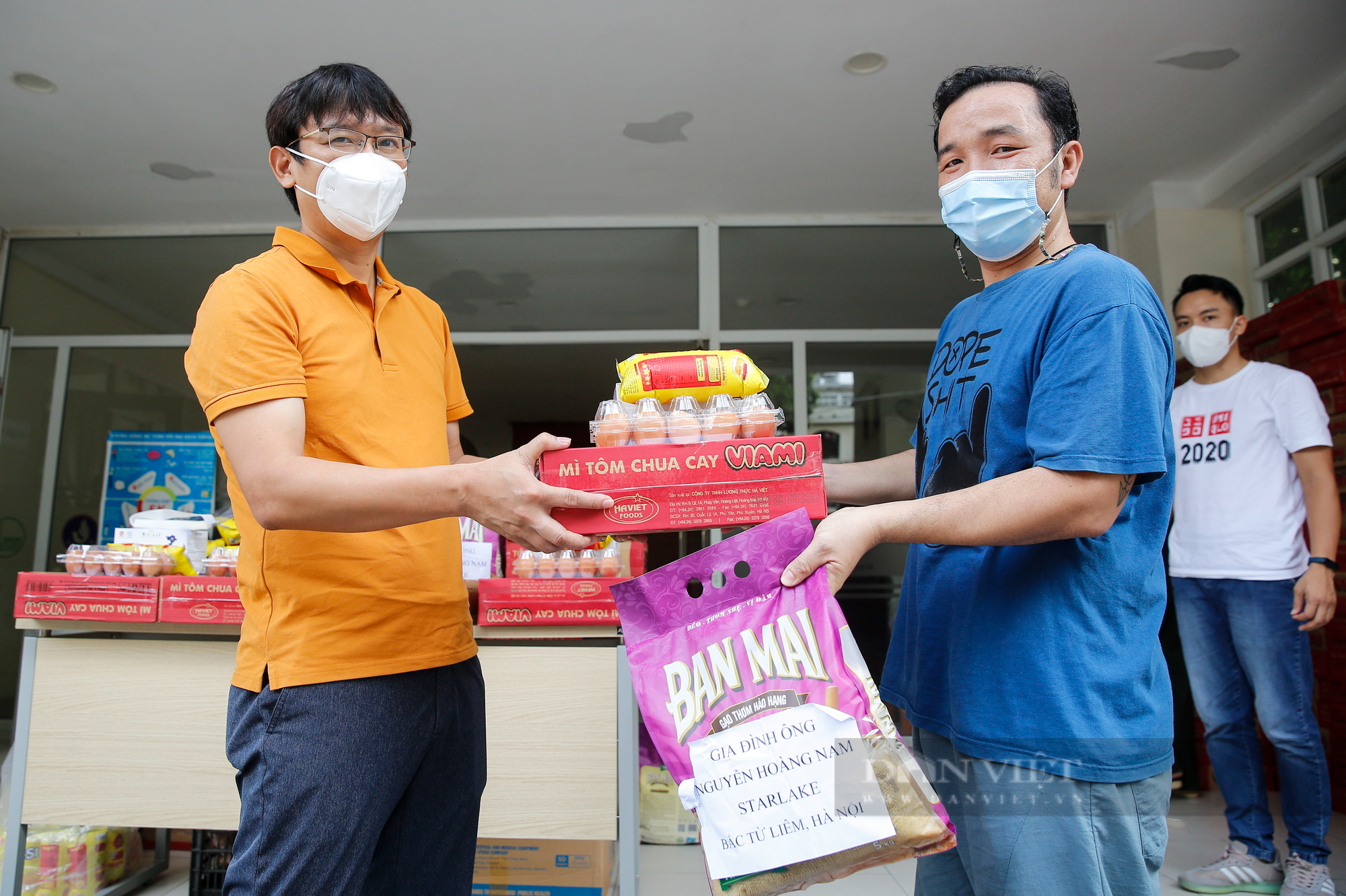 Ảnh: Sinh viên mắc kẹt tại Hà Nội xúc động nhận những món quà an sinh từ báo NTNN/Điện tử Dân Việt - Ảnh 2.