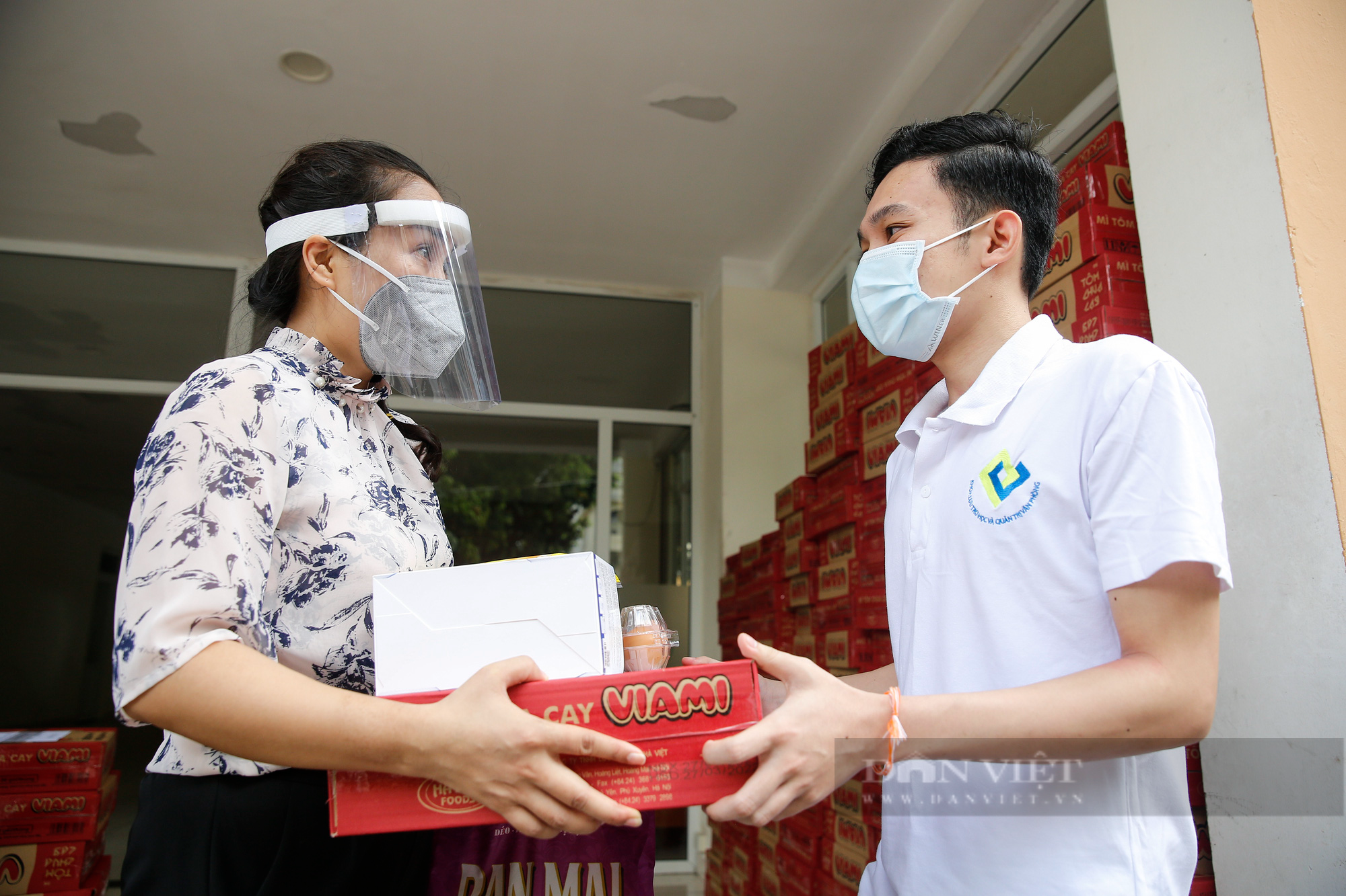 Ảnh: Sinh viên mắc kẹt tại Hà Nội xúc động nhận những món quà an sinh từ báo NTNN/Điện tử Dân Việt - Ảnh 4.