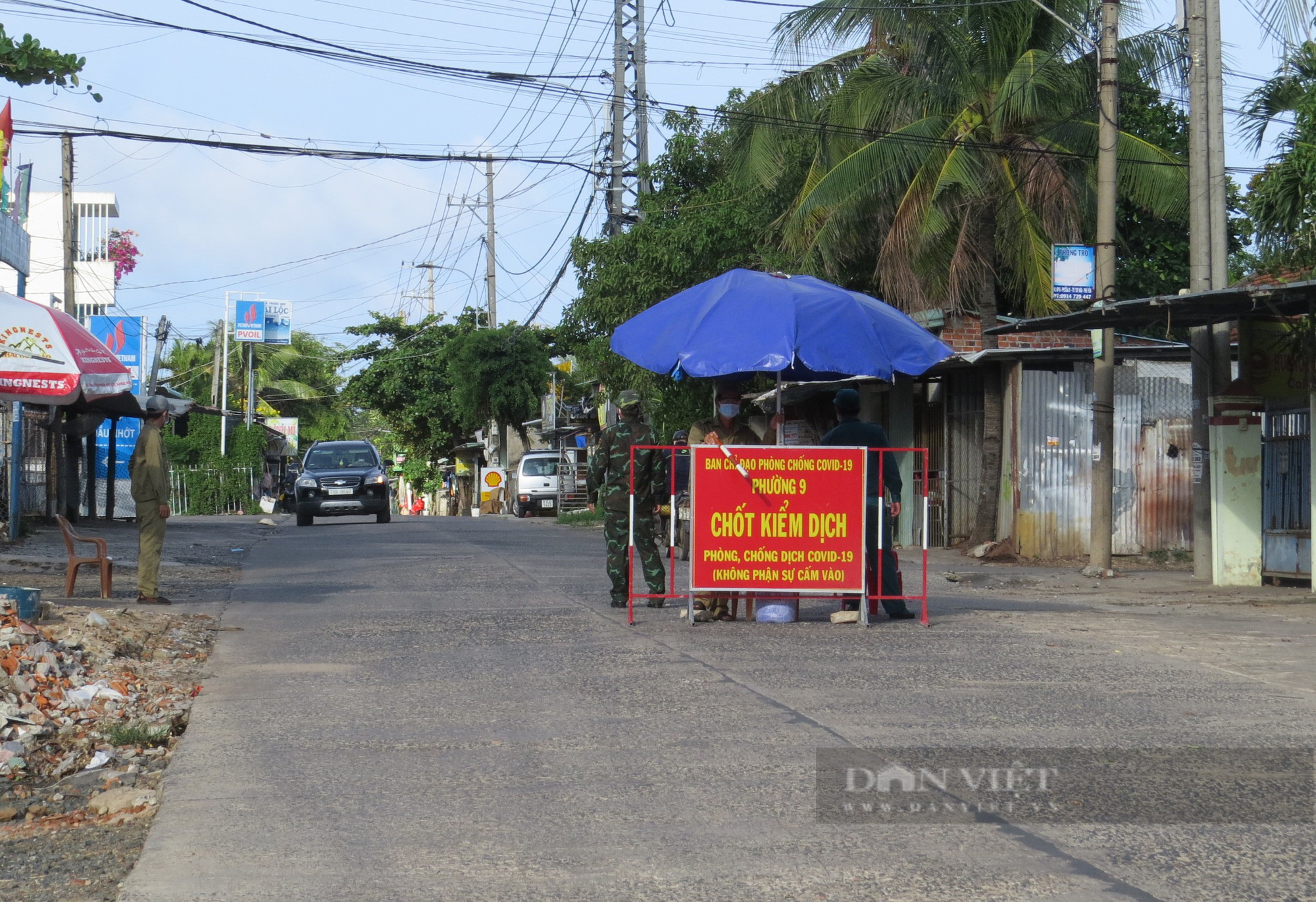 Công an Phú Yên hoãn áp dụng giấy đi đường cho người dân trong Covid-19 - Ảnh 1.