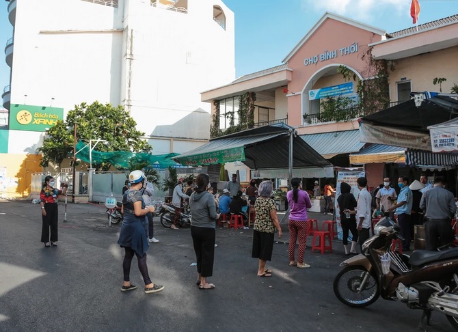 Sài Gòn những ngày &quot;tem phiếu&quot; giữa dịch Covid-19 - Ảnh 3.