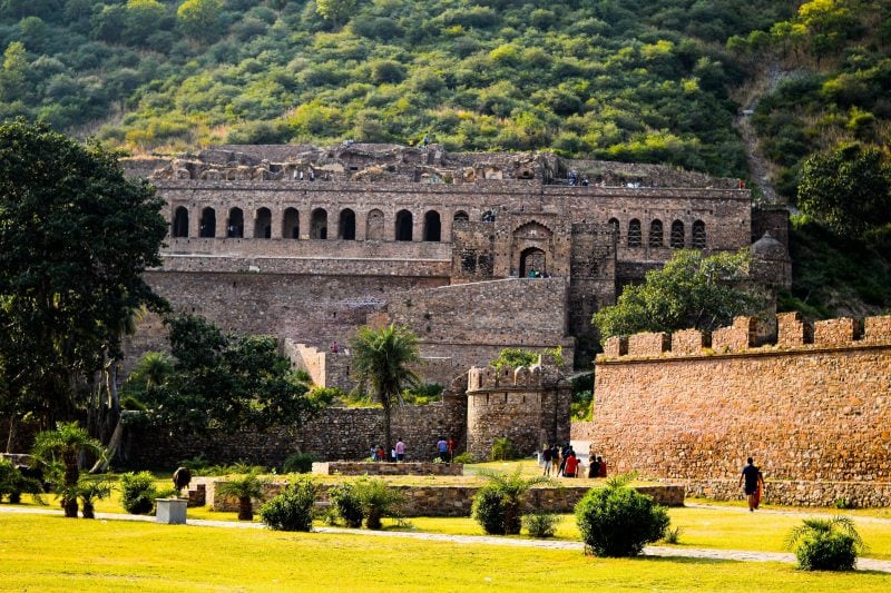 Pháo đài ma ám Bhangarh - Một thị trấn ma bị nguyền rủa ở Rajasthan - Ảnh 1.