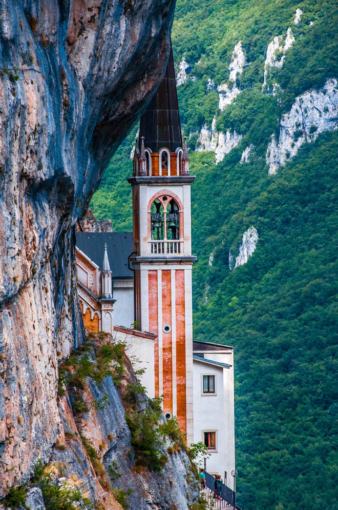 Choáng với nhà thờ nằm lơ lửng giữa vách núi cao gần 800m tại Ý - Ảnh 2.