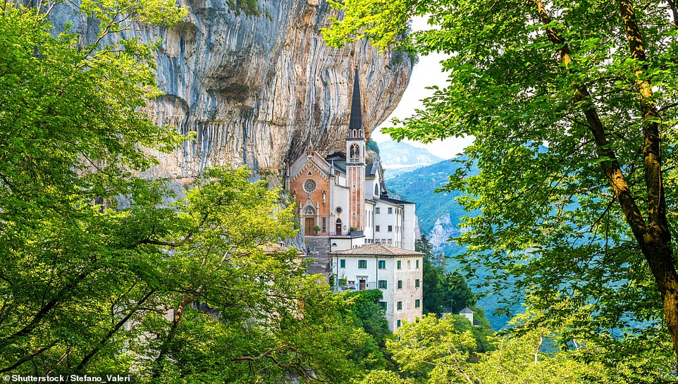 Choáng với nhà thờ nằm lơ lửng giữa vách núi cao gần 800m tại Ý - Ảnh 7.