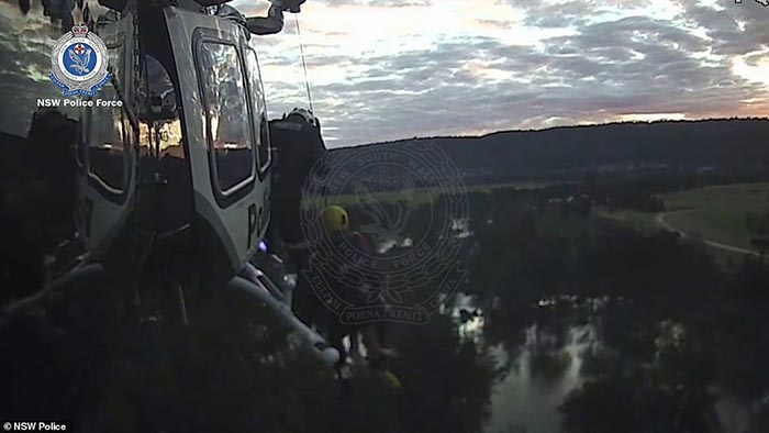 Australia: Thót tim xem cảnh trực thăng giải cứu cô gái chèo thuyền Kayak bị rơi xuống dòng sông nước xiết - Ảnh 3.