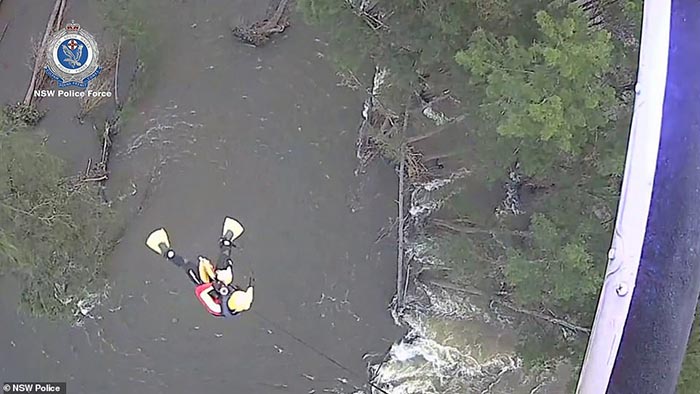 Australia: Thót tim xem cảnh trực thăng giải cứu cô gái chèo thuyền Kayak bị rơi xuống dòng sông nước xiết - Ảnh 4.