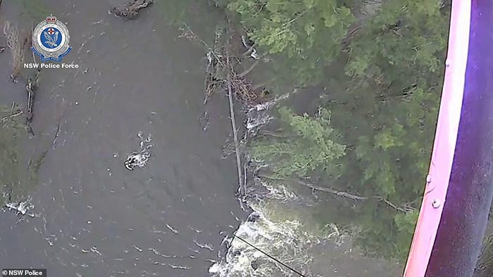 Australia: Thót tim xem cảnh trực thăng giải cứu cô gái chèo thuyền Kayak bị rơi xuống dòng sông nước xiết - Ảnh 5.