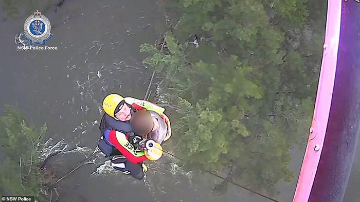 Australia: Thót tim xem cảnh trực thăng giải cứu cô gái chèo thuyền Kayak bị rơi xuống dòng sông nước xiết - Ảnh 6.