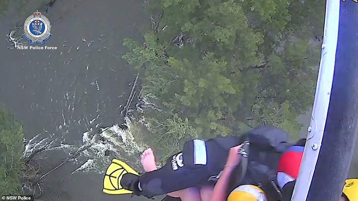 Australia: Thót tim xem cảnh trực thăng giải cứu cô gái chèo thuyền Kayak bị rơi xuống dòng sông nước xiết - Ảnh 7.