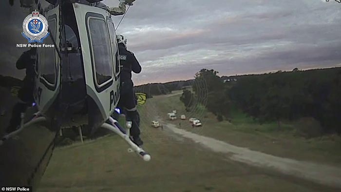 Australia: Thót tim xem cảnh trực thăng giải cứu cô gái chèo thuyền Kayak bị rơi xuống dòng sông nước xiết - Ảnh 8.