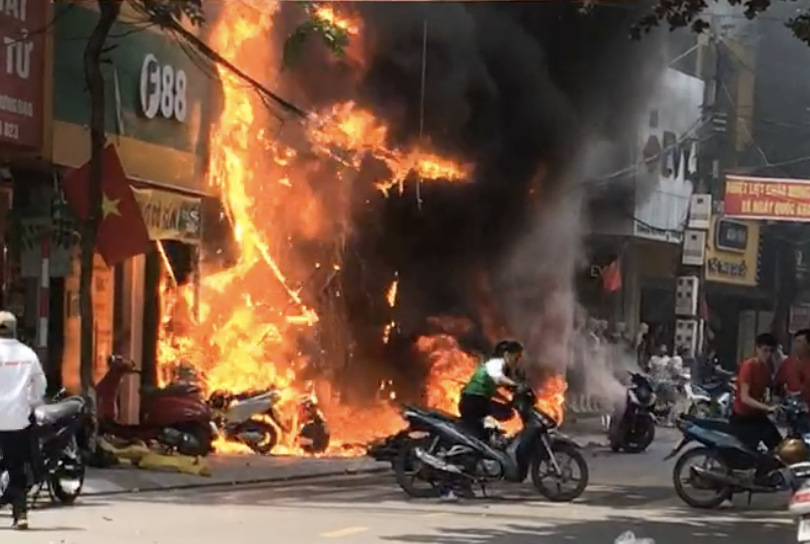 VIDEO: Nghi phạm phóng hỏa khiến 4 ngôi nhà cháy rụi - Ảnh 1.